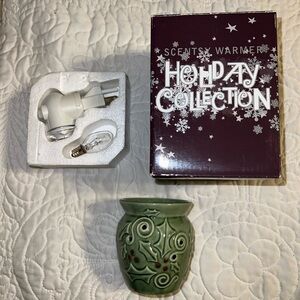 Holiday Scentsy Wax Warmer “Holly” Wall Plug-in